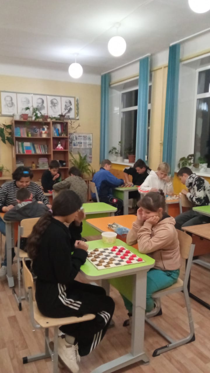 Готовимся к общешкольным соревнованиям по шашкам..